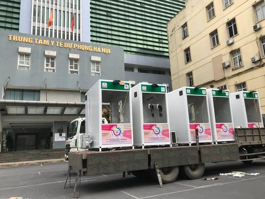 Năm nhà lấy mẫu đầu tiên được tặng cho CDC Hà Nội