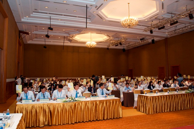 Các đại biểu biểu quyết tại Đại hội