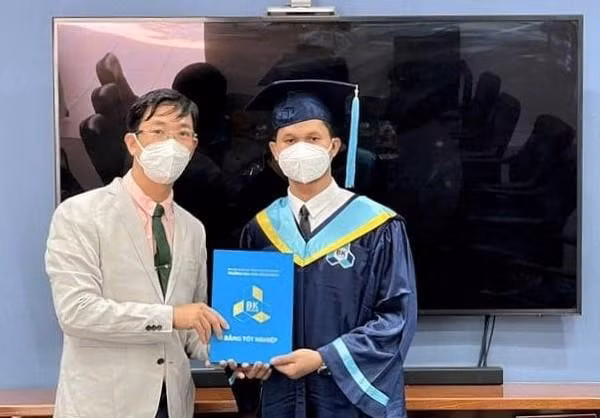 Một sinh viên được đặc cách trao bằng tốt nghiệp để kịp chuyến bay về nước