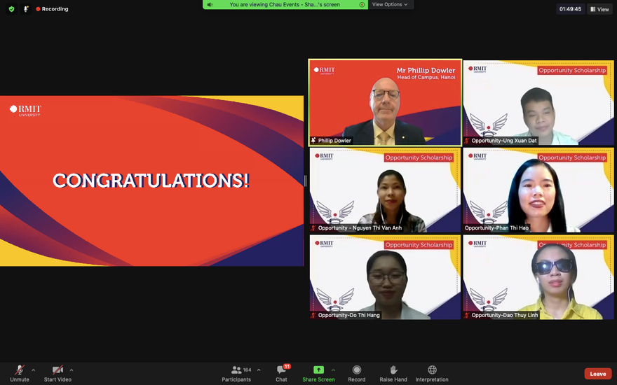 Sinh viên có hoàn cảnh khó khăn nhận học bổng Chắp cánh ước mơ.