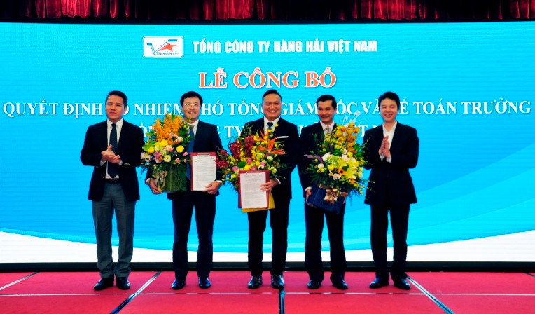 Chủ tịch Hội đồng thành viên Lê Anh Sơn và Q. Tổng giám đốc Vinalines Nguyễn Cảnh Tĩnh tặng hoa, chúc mừng các đồng chí Phạm Anh Tuấn, Lê Quang Trung, Lương Đình Minh được bổ nhiệm vào các chức vụ mới.