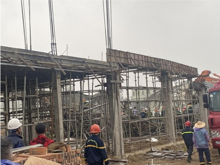 Hiện trường vụ sập trần bê tông vừa đổ