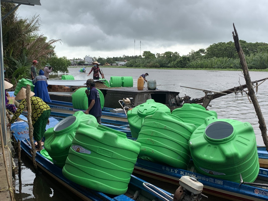 Niềm vui của người dân tại các vùng khó khăn nhận Bồn nước Tân Á Đại Thành