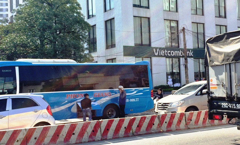 Xe khách dừng nhận hàng, đón khách ngay trên phố Minh Khai