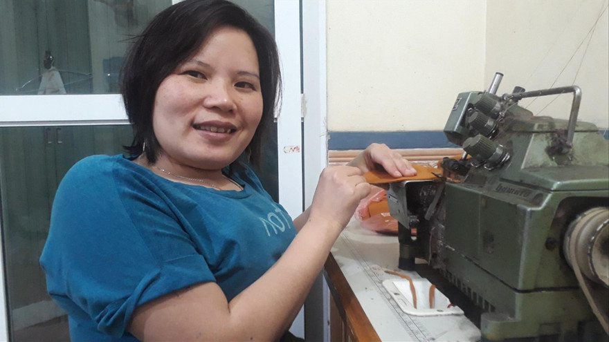 Chị Đỗ Thị Huế và chiếc máy may khẩu trang chống dịch