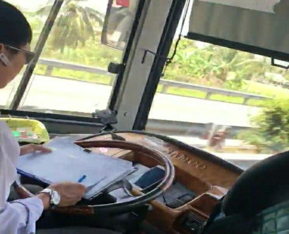 Hình ảnh lái xe bất chấp tính mạng của hành khách