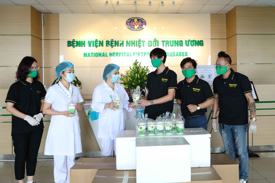 Trao tặng đồ uống cho các y bác sỹ tại Bệnh viện Nhiệt đới Trung ương - một trong những tuyến đầu chống dịch