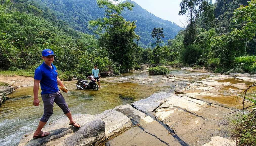 Anh Triệu Văn Vinh - Bí thư Xã Đoàn Sinh Long, Na Hang, Tuyên Quang quyết tâm kêu gọi thanh niên "đập đá, vác đất" xây dựng cầu cho địa phương