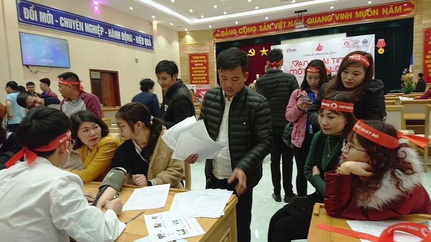 Các cán bộ công nhân viên đăng ký tham gia hiến máu