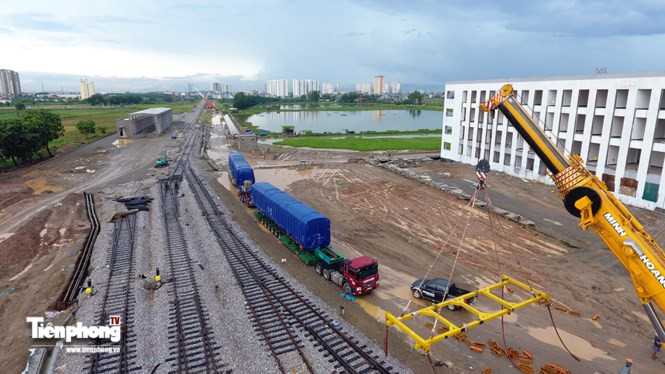 Các toa tàu được cẩu lên ray. Tác giả: Mạnh Thắng