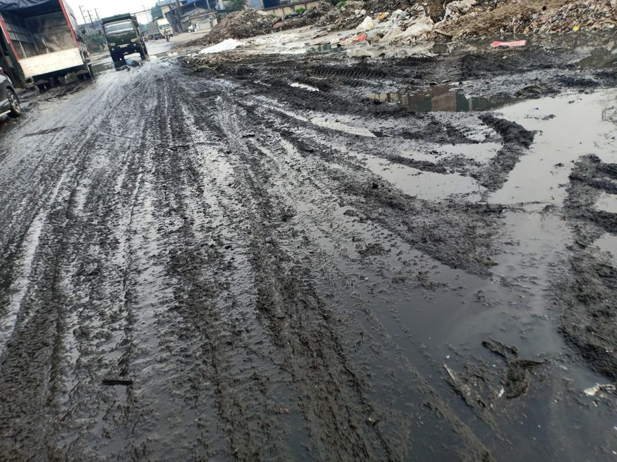 Doanh nghiệp xả thải ra đường khiến việc đi lại, sinh hoạt của của người dân cùng hàng nghìn người lao động ảnh hưởng nặng nề