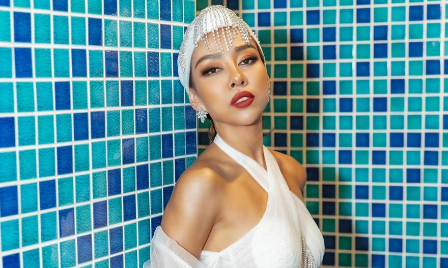 Diện bikini siêu nhỏ vẫn chưa là gì, ca sĩ Thảo Trang còn khoe hẳn cảnh tắm nude