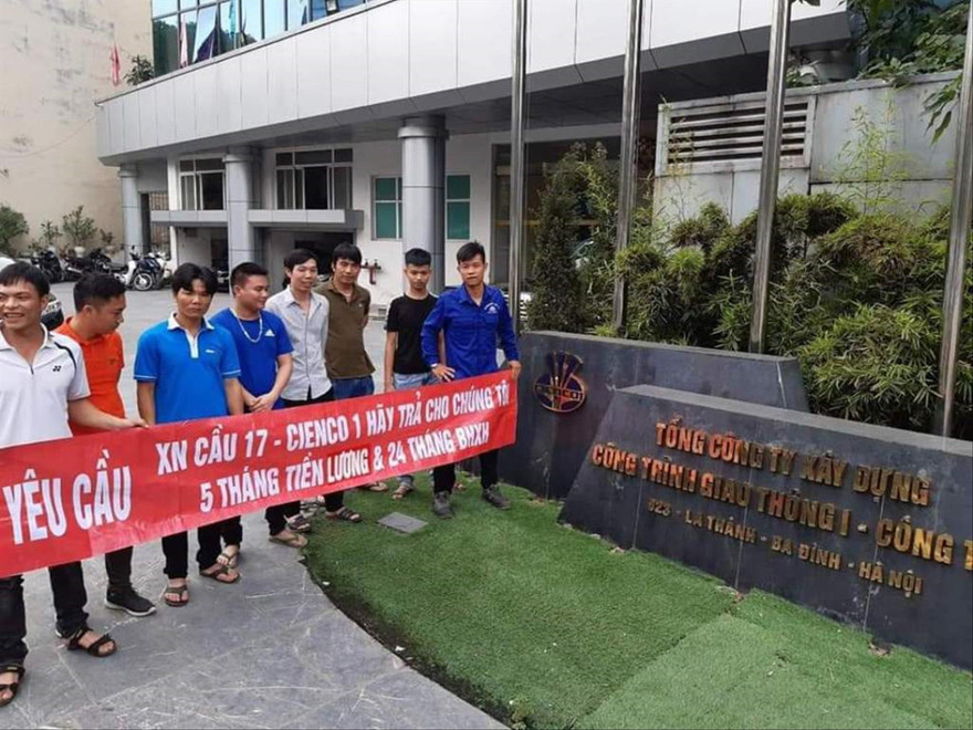 Công nhân tập trung đòi tiền tại trụ sở Cienco 1. Ảnh Bảo An