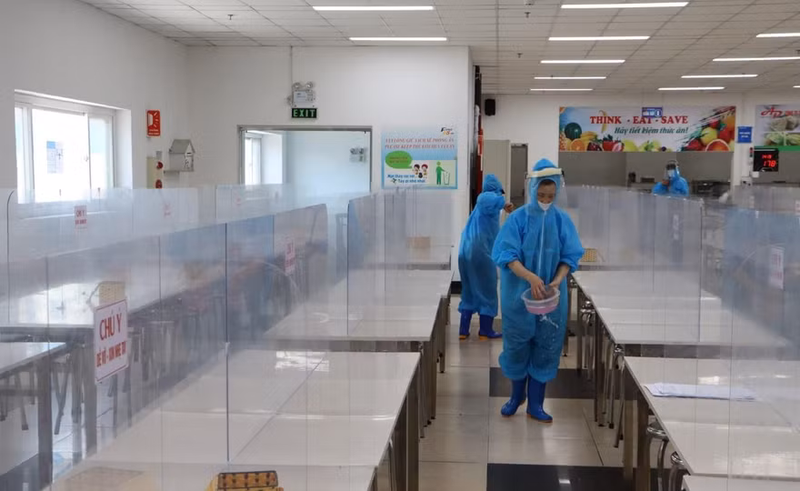 Công ty TNHH Fine MS Vina (Bắc Ninh) sắp xếp bố trí chỗ ở ngay tại nhà máy cho người lao động và vệ sinh khử khuẩn khu vực nhà ăn nhằm đảm bảo an toàn phòng, chống Covid-19.