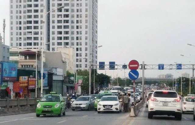 Một vụ va chạm gây ách tắc nghiêm trọng khu vực cầu Vĩnh Tuy (Hà Nội) chiều 30/4. Tác giả Bảo An 