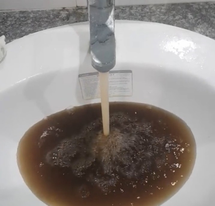 Nước đen kịt chảy ra từ vòi trong căn hộ