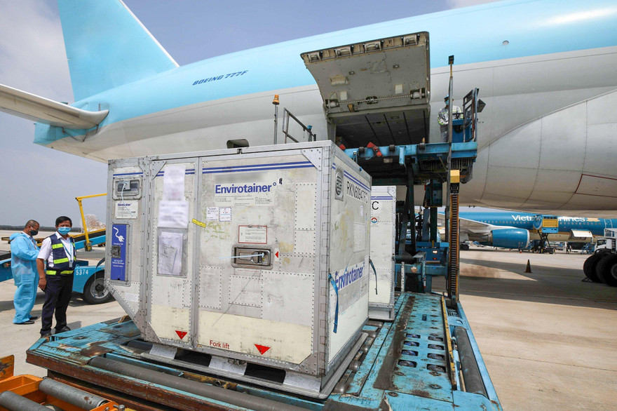 Các đơn hàng vắc xin với số lượng lớn liên tiếp được chuyển về Việt Nam phục vụ chống dịch