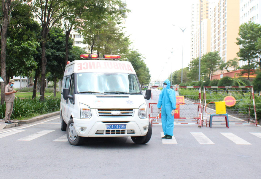 Những chuyến xe cấp cứu đang hoạt động hết công suất để đáp ứng trước tình hình ca bệnh tăng cao.