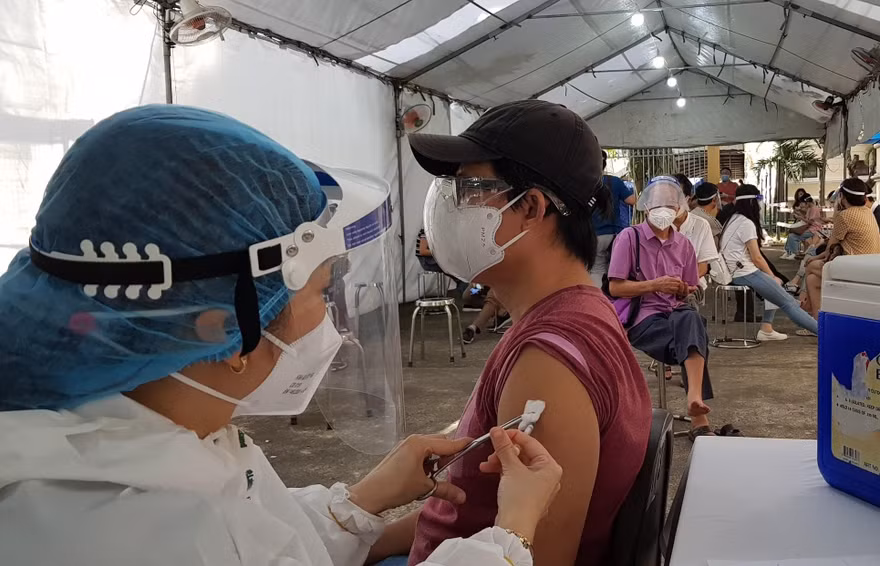  74,5% người dân TPHCM trên 18 tuổi đã tiêm vắc xin mũi 2