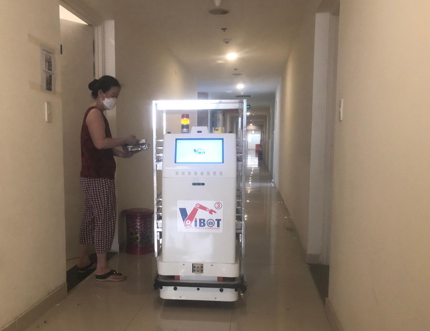 Đưa robot vào hỗ trợ bác sĩ điều trị bệnh nhân COVID-19 