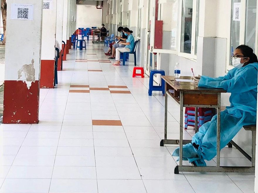 Điểm tiêm chủng ở TPHCM vắng tanh khi thực hiện 'ai ở đâu ở yên đó'