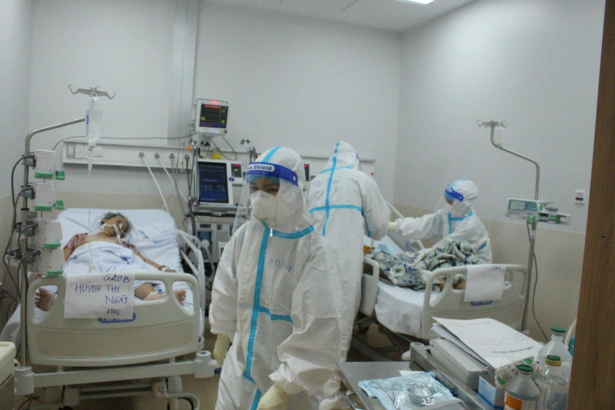 Nhân viên y tế 'chạy sô' vắt kiệt sức chống dịch