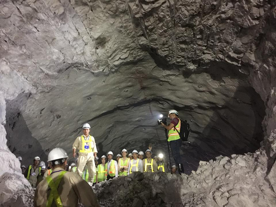 Công nhân hai đầu đường hầm gặp nhau sau mũi khoan cuối cùng