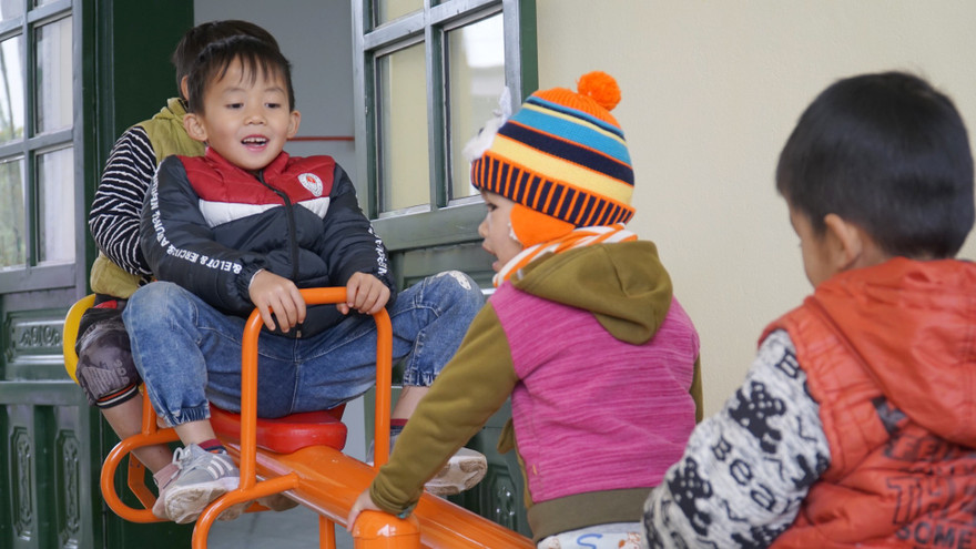 Trẻ nhỏ vui mừng khi có lớp học và trò chơi mới