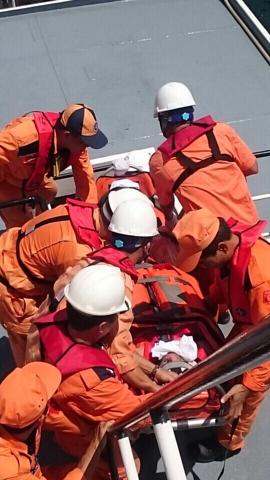 Thuyền viên Magdalenic Ivica được đưa lên tàu cứu hộ