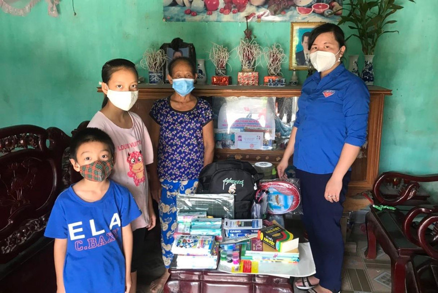 Chị Lê Thị Thanh Bắc (Bí thư Đoàn TNCS Hồ Chí Minh xã Đồng Lạc) thay mặt Nhà sách Tiền Phong tặng quà cho hai em Dương và Duy.