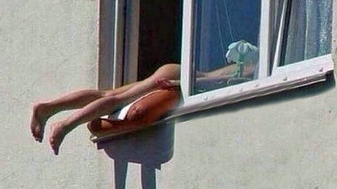 Tắc nghẽn giao thông vì cô gái khỏa thân tắm nắng