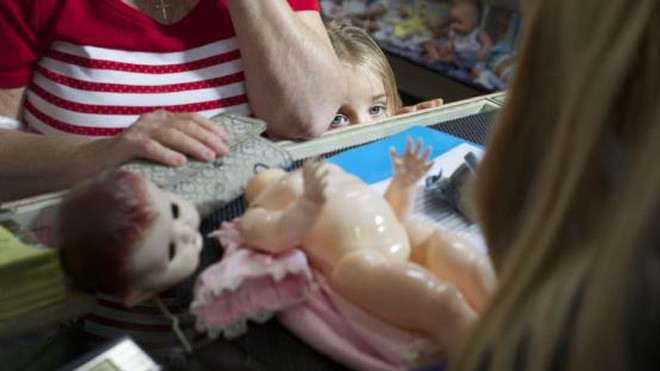 Khách hàng mang búp bê đến sửa tại Doll Hospital.