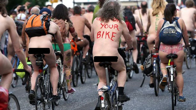 Hơn 200 người khỏa thân đạp xe ở Anh