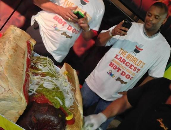 Hotdog lớn nhất thế giới nặng gần 60 kg