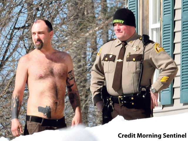 Bị cảnh sát bao vây chỉ vì … khẩu súng hình xăm