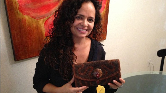 Cô Doris Carvalho và chiếc ví thời trang làm từ lông cún cưng.