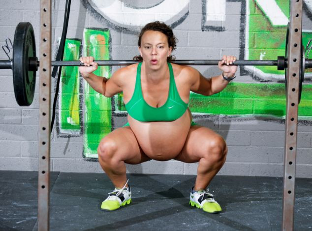Choáng: Bà bầu sắp sinh nâng tạ gần 100kg