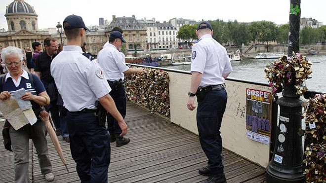 Cầu nổi tiếng Paris sập lan can vì... tình yêu