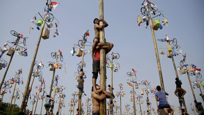 Độc đáo lễ hội leo cột mỡ ở Indonesia