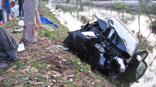 Chiếc ô tô lọt xuống mương.