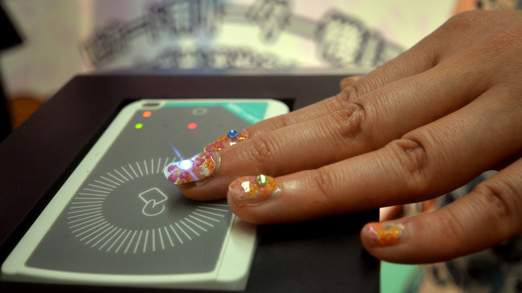 Móng tay phát sáng khi có điện thoại