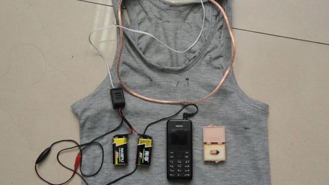 Mang cả hệ thống ăngten vào phòng thi quay cóp