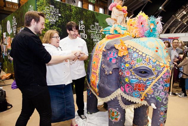 Bánh hình chú voi con được làm theo kích thước thật.