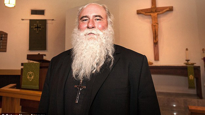 Linh mục khỏe nhất thế giới phá vỡ 19 kỷ lục