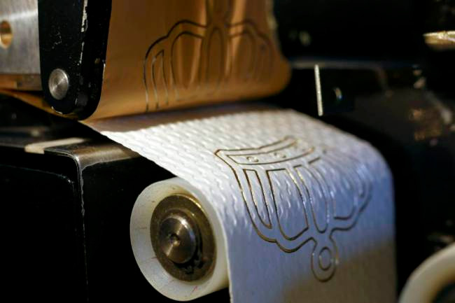 240 USD một cuộn giấy vệ sinh dát vàng