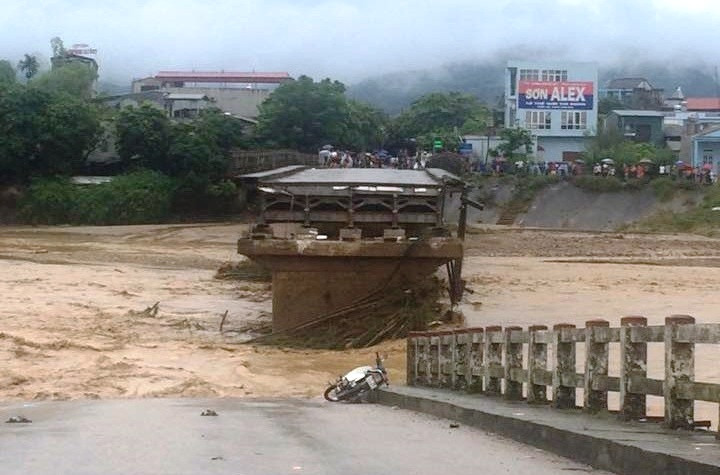 Cầu Ngòi Thia cũ ở Nghĩa Lộ, Yên Bái bị sập trong lũ 