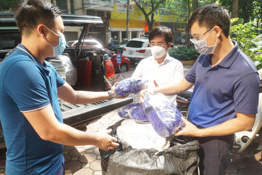 Tặng 1.000 đôi dép và 400 bộ đồ bảo hộ cho bác sỹ tuyến đầu