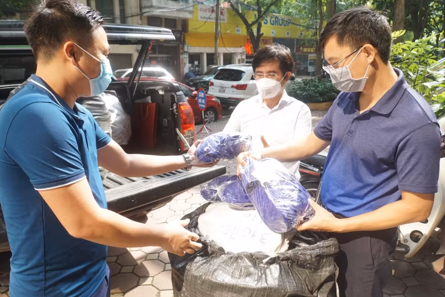 Tặng 1.000 đôi dép và 400 bộ đồ bảo hộ cho bác sỹ tuyến đầu