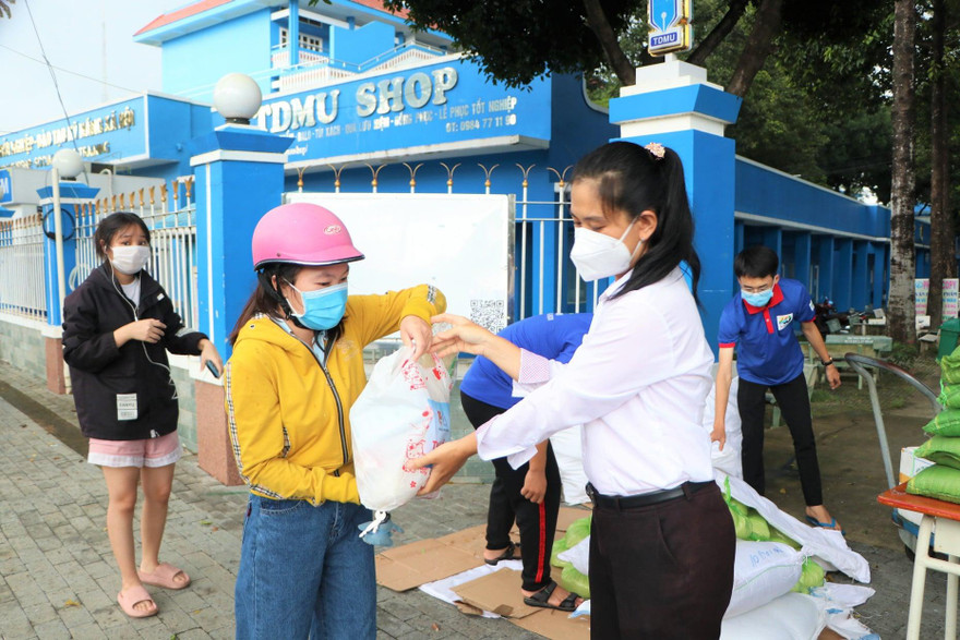 Tiếp tục trao quà cho sinh viên có hoàn cảnh khó khăn