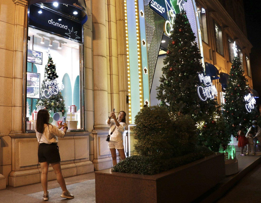 Bạn trẻ Sài Gòn chơi Noel sớm vì ngại cảnh chen lấn chụp hình 